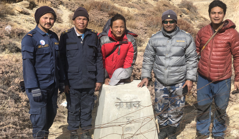 फोटो क्याप्सन: नेपाल&ndash;तिब्बत सिमाना हिल्सामा चिनिया पक्षले सीमास्तम्भलाई तारवार गरेर आफ्नो भूमीतर्फ घेरेर राखेकोछ । 